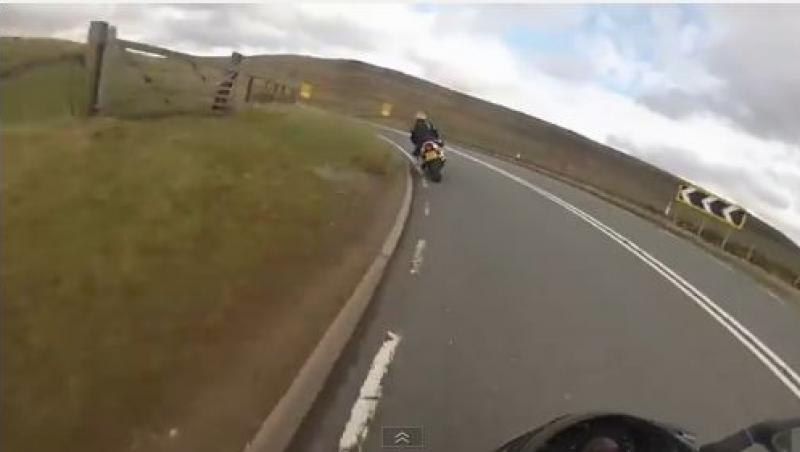 Uite ce se întâmplă cu motociclistul ăsta din cauza vitezei! (VIDEO)