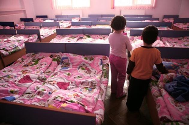 Fosta directoare de la Centrul de Plasament din Galaţi răm&acirc;ne suspendată