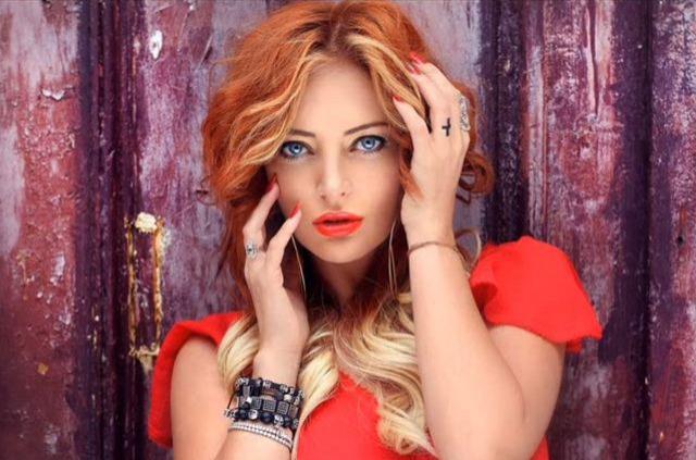 Delia se distrează cu VIBRAfonul. Uite c&acirc;t de bine se descurcă!