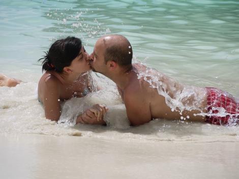 FOTO INCENDIAR! Cosmin Seleşi sărută cu foc o brunetă pe o plajă însorită!