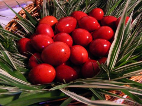 Știai că  ouăle roşii vopsite în Joia Mare nu se strică tot anul? Iată cele mai INEDITE tradiţii şi superstiţii de Paște