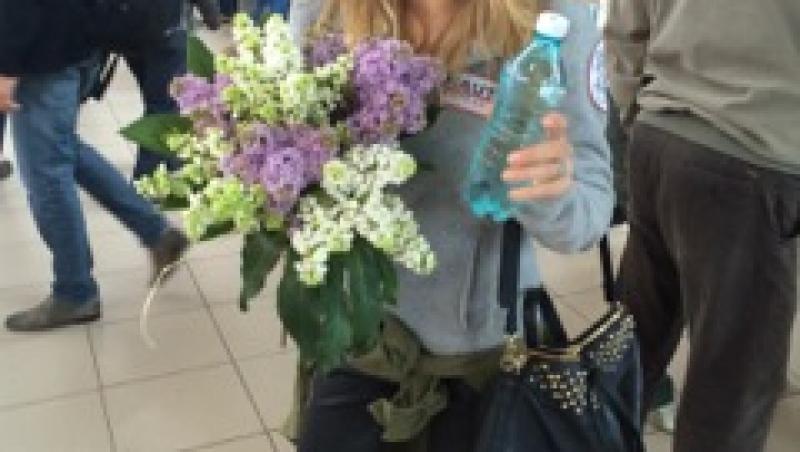 Gina Pistol a aşteptat un bărbat la aeroport, cu flori!