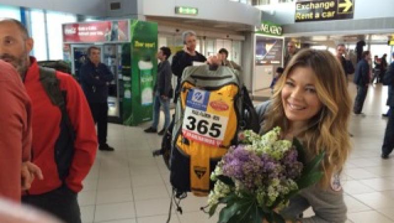 Gina Pistol a aşteptat un bărbat la aeroport, cu flori!