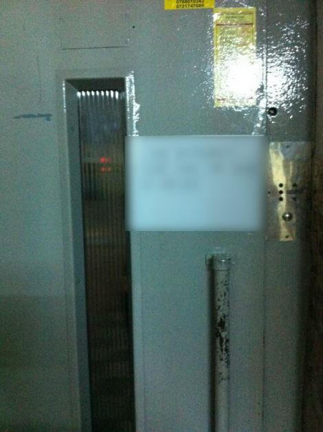 FOTO: Spirit civic în Săptămâna Patimilor! Trebuie să vezi ce scrie pe ușa acestui LIFT dintr-un bloc bucureștean