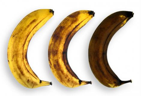 UIMITOR! Ce pățești dacă mănânci banane cu coaja neagră?