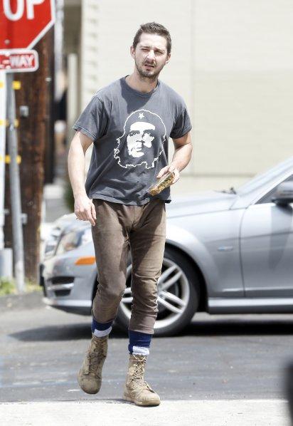 Shia LaBoeuf, dependent de pantalonii care-i evidenţiază BĂRBĂŢIA!