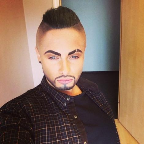 Ghici cine e vedeta din spatele acestui machiaj!