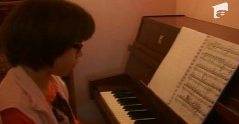 O fetiță de 10 ani din Oradea, premiată internațional, obligată să renunțe la pian, din cauza vecinilor