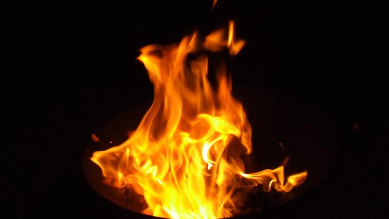 S-a trezit cu părul în flăcări în timp ce prietenii îi cântau 