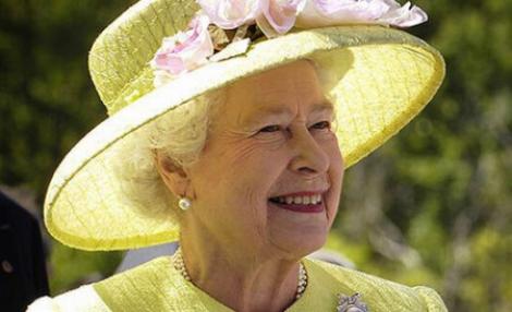 Regina Elisabeta a II-a a pozat pentru un nou portret, cu ocazia celei de-a 88-a aniversări