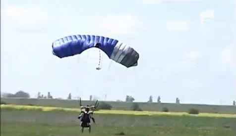 Paștele la 4.000 de metri &icirc;nălţime! Au ciocnit ouăle din parașută!