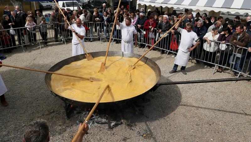 Pofticioșii să stea departe! Asta e cea mai mare omletă din lume!