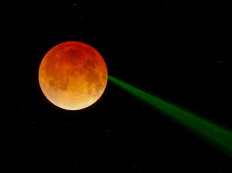 NASA a explicat RAZA VERDE surprinsă în timpul fenomenului de Lună Roșie