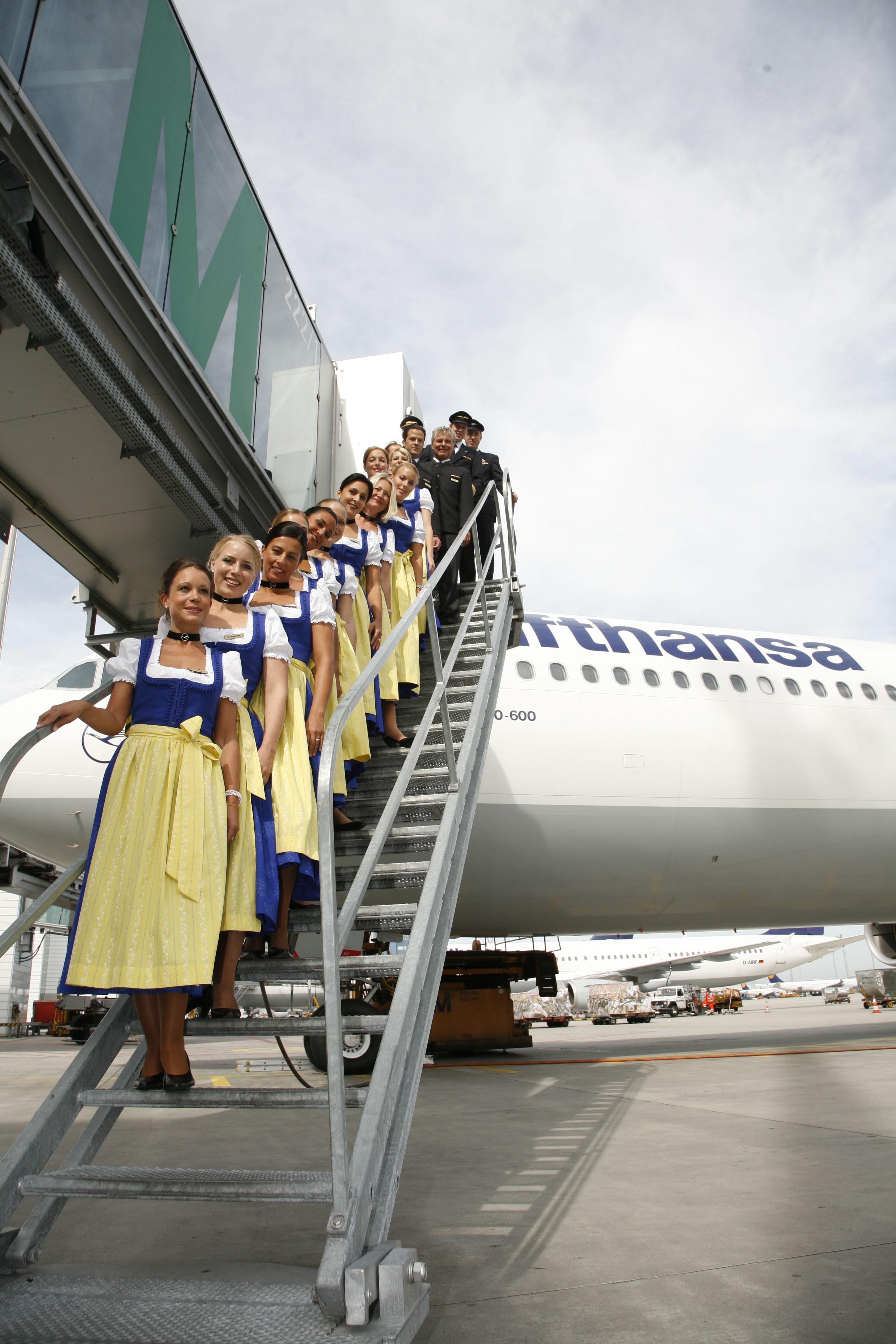 Vrei să devii &icirc;nsoţitor de bord? Vezi c&acirc;t c&acirc;ştigă o stewardesă &icirc;n străinătate