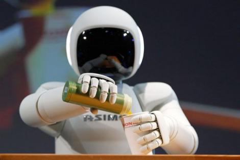 Noul robot umanoid Honda ASIMO tinde să fie de un real ajutor