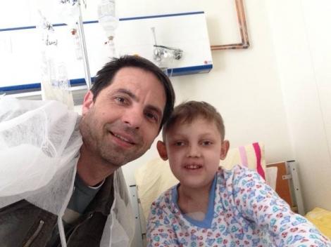 De Paste, Dan Negru l-a vizitat la spitalul Fundeni pe Sami Crisan, baietelul cu leucemie care a prezentat “Next Star”