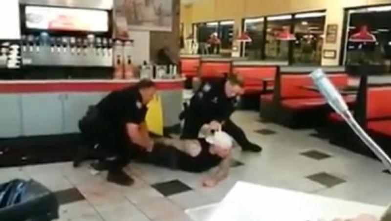 VIDEO! Mai tare decât Superman: Electrocutat de două ori, se luptă cu poliţiştii