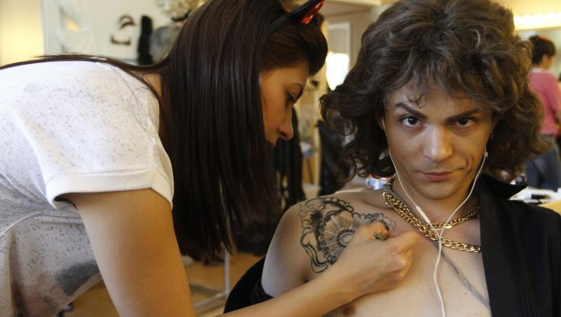 Soţia lui Cosmin Seleşi a desenat 11 tatuaje pe corpul lui Alex Maţaev