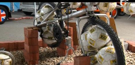 Omagiu special adus Cupei Mondiale de la Rio: Bicicletă accesorizată cu mingi de fotbal