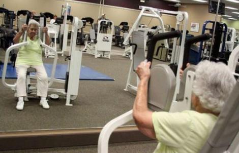 Sportul nu are vârstă! O bunicuță de 92 de ani, clientă fidelă la o sală de fitness