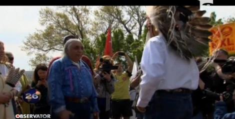 Sute de indieni americani protestează la Washington