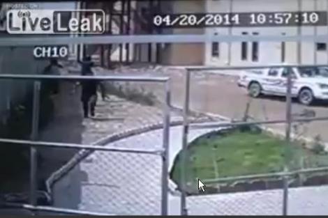 VIDEO TERIFIANT. Un atentator sinucigaş se aruncă în aer!!!
