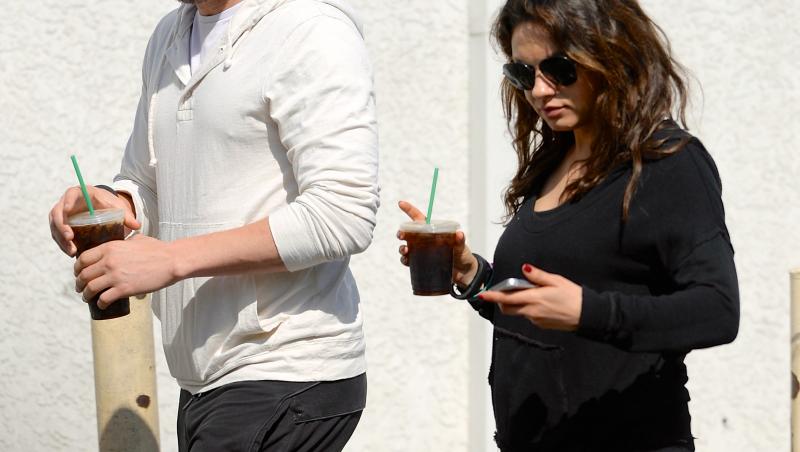 Mila Kunis şi Ashton Kutcher fac shoppping pentru câinii lor