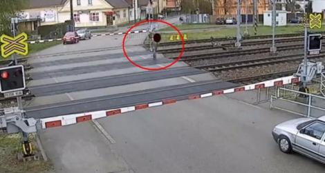 Scenă HALUCINANTĂ în Cehia! Un bătrân ignoră barierele coborâte şi traversează calea ferată