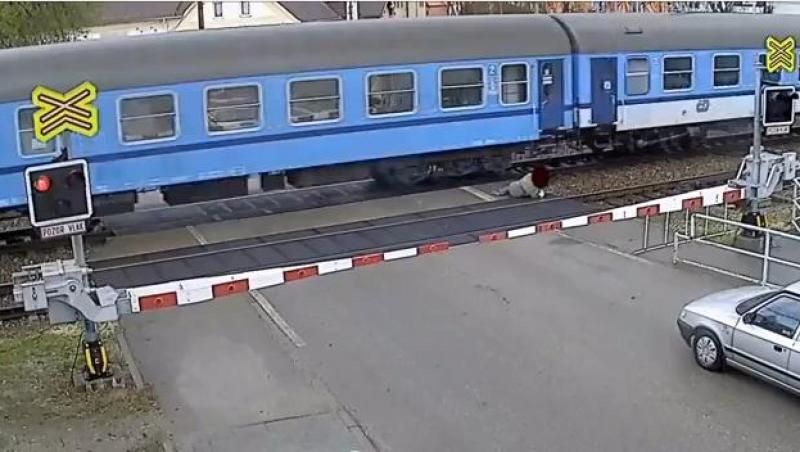 Noroc chior: Un tren în viteză a trecut milimetric pe lângă un ceh