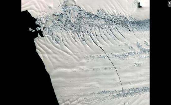 Un iceberg IMENS s-a desprins de calota glaciară şi pluteşte &icirc;n Oceanul Antarctic
