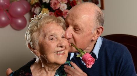 Dragostea nu ţine cont de vârstă! O bătrânică şi-a găsit sufletul pereche la vârsta de 106 ani