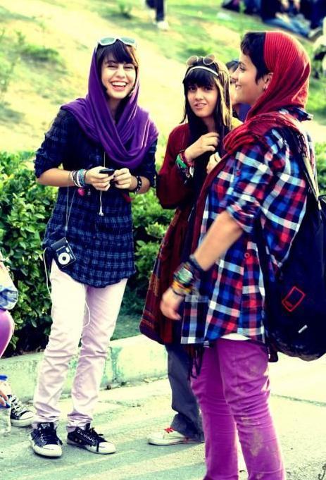 Am &icirc;nt&acirc;lnit şi iranieni fericiţi: Uite cum trăiesc cei mai norocoşi dintre adolescenţi!