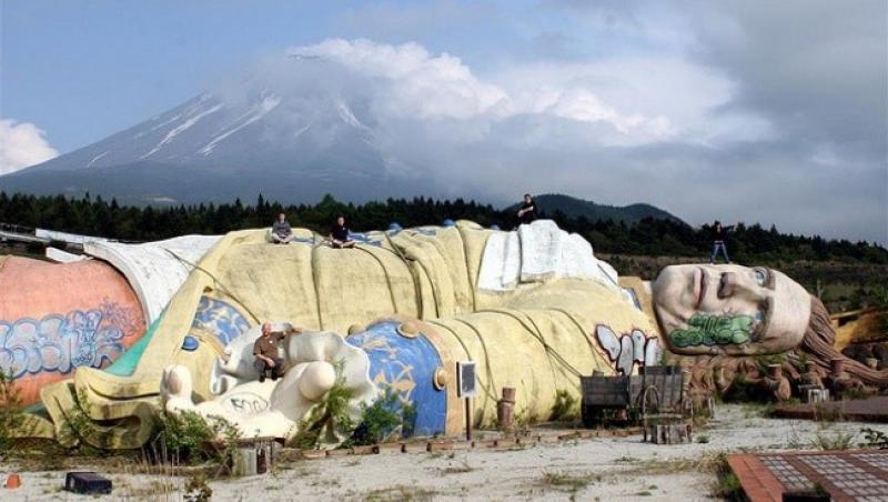 Parcul lui Gulliver, Japonia. Dat în folosință în 1997, nu a funcționat nici măcar 10 ani