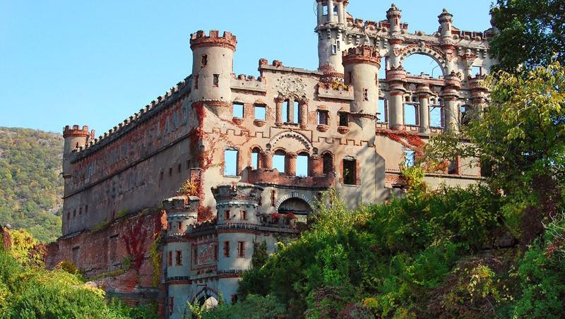 Castelul Bannerman, lângă New York. În 1920, kilograme de muniție au explodat aici