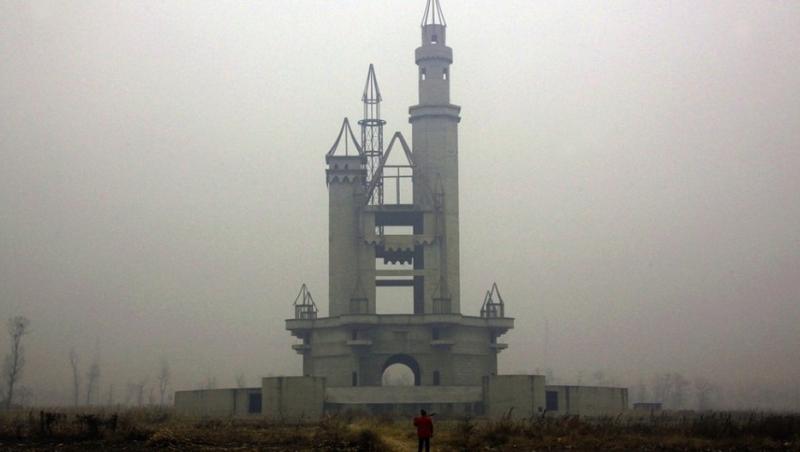 Intrarea într-un parc de distracții de lângă Beijing, China. Construcția nu s-a mai ridicat. Fermierii locali cultivă legume