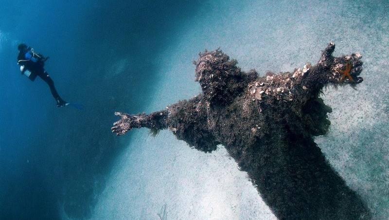 IIsus Hristos din Abisuri. Italia. Opera unui arhitect din 1954, coborâtă în apă