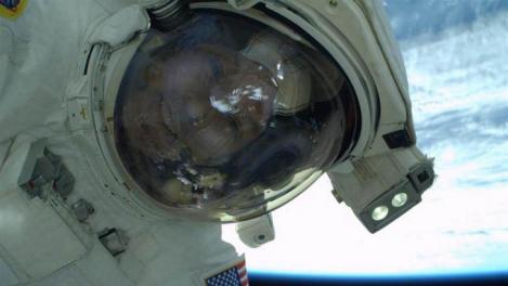 Selfie în Spațiu! Astronautul Rick Mastracchio s-a fotografiat în timpul unei misiuni