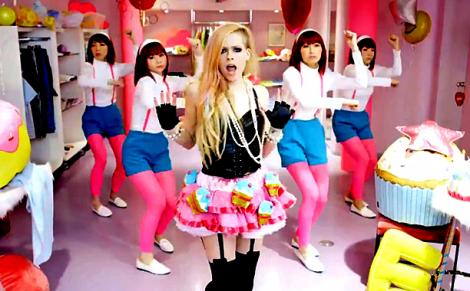 Avril Lavigne acuzată de rasism după ce a lansat "Hello Kitty"