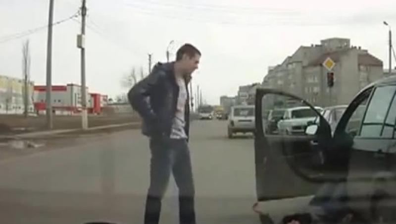 De plâns sau de râs? Așa rezolvă rușii problemele în trafic (VIDEO)