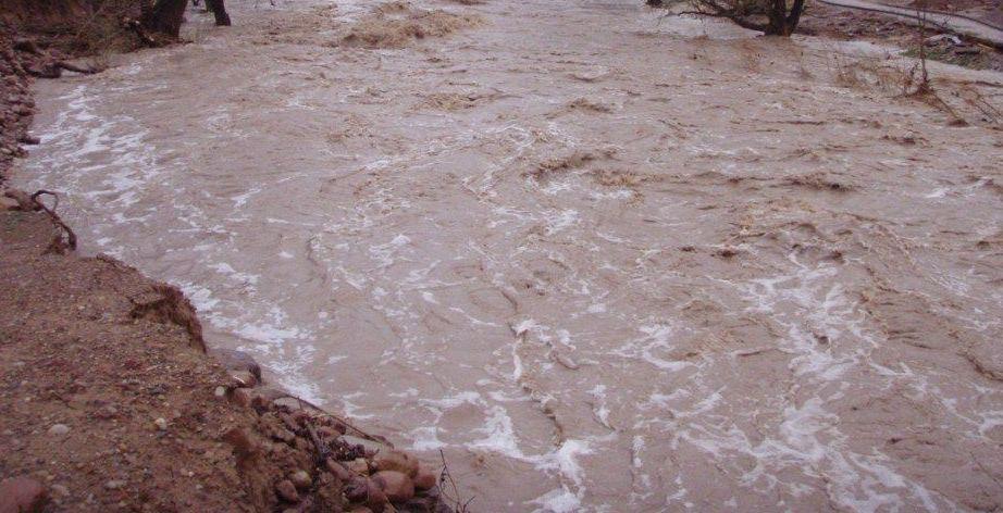 Inundaţiile au blocat mai multe drumuri şi căi ferate din ţară