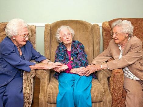 Au peste 100 de ani! Cele mai bătrâne surori din lume dezvăluie secretul longevităţii