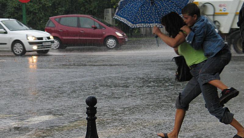 Vremea cu Flavia Mihășan: ”Avem mare nevoie de umbrele. Ploile torențiale nu se opresc!”