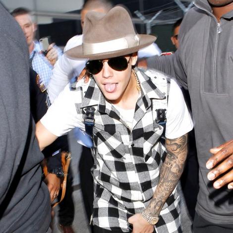 VIDEO: Justin Bieber reţinut de poliţie pe aeroport! Ce a mai făcut de data asta