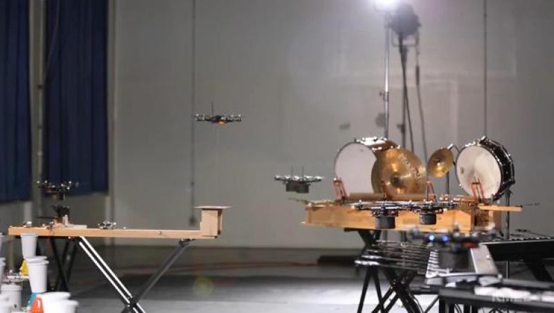 Audiţie zburătoare: Orchestra de drone cântă imnul SUA şi meldoii celebre din filme