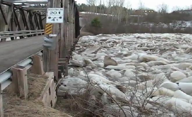 Impresionant! Acest pod nu a avut nicio șansă &icirc;mpotriva naturii dezlănțuite