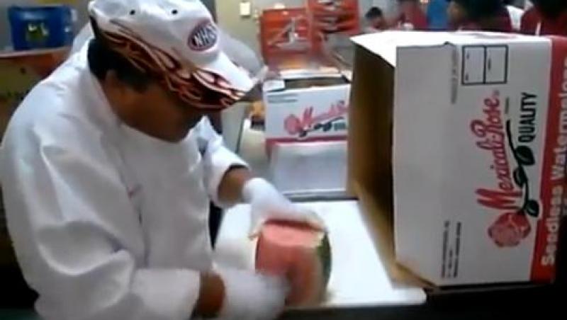 VIDEO! Aşa se curăţă un pepene ca un bucătar profesionist