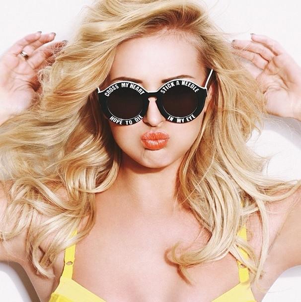 FOTO: Delia loveşte din nou. Şedinţă foto HOT pentru prietenii de pe Instagram