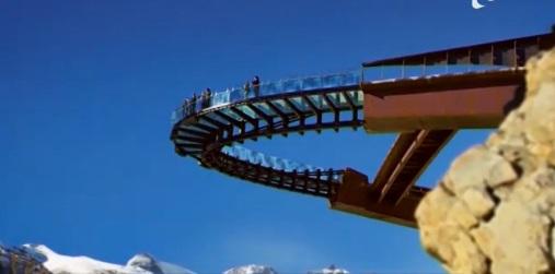 Experiență UNICĂ! Așa arată prima pasarelă transparentă la mare altitudine