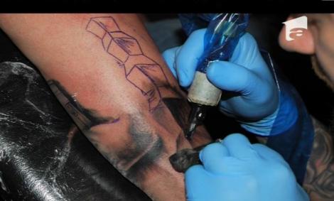 I-a intrat Brâncuși sub piele! Un olandez și-a tatuat pe brațe operele artistului român