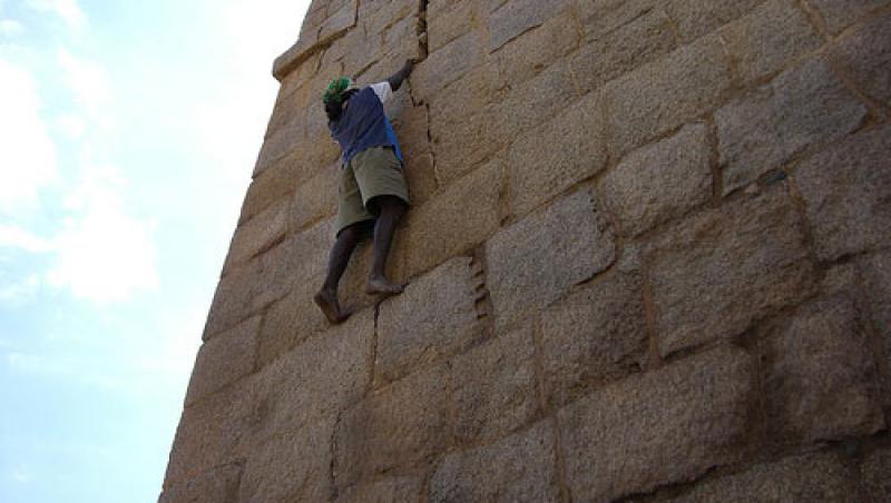 Spider-Man există! Un indian se cațără pe clădiri cu mâinile goale!